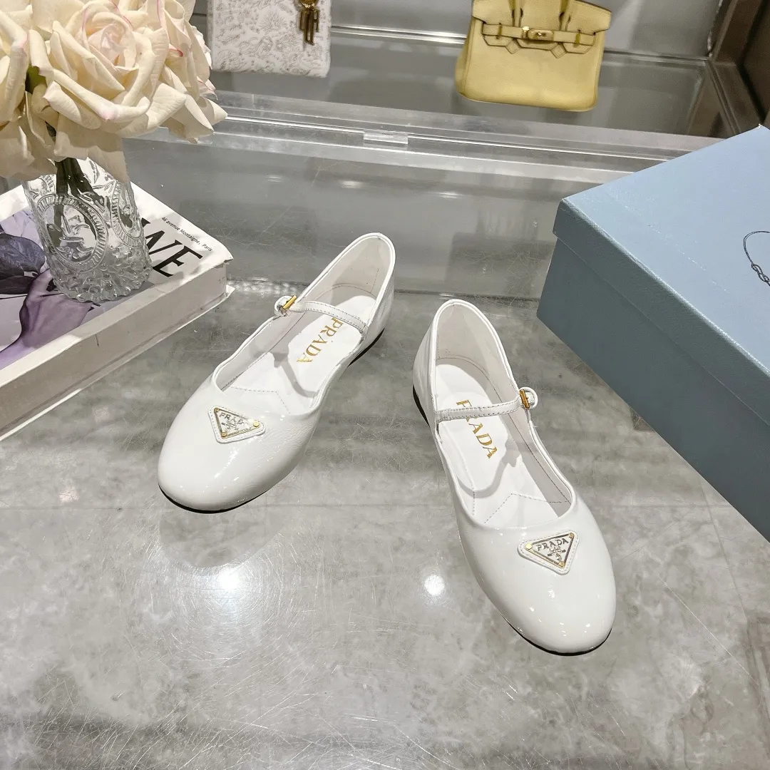 👟👟Ex-factory price 440👟👟 🔥🔥✨Prada/Prada 2024ss spring and summer new products are now available🌟 Mary Jane flat ballet shoes Soft and comfortable, recommended by major bloggers in Little Red Book, proper college style ➕Commuting 1-1 development Round-head golden triangle button Fabric: patent leather, sheepskin, silk fabric Sheepskin lining code number: 35 to 40 (41 is custom-made and cannot be returned or exchanged)